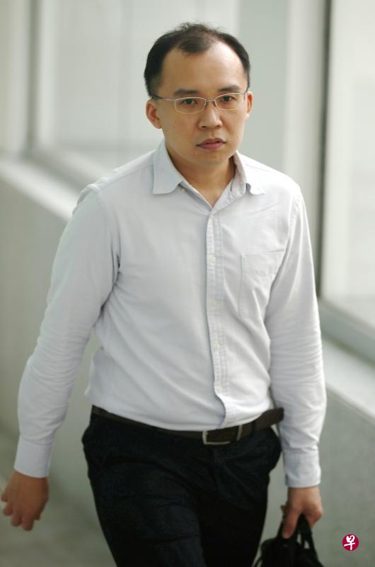 被告钟志文被控教唆他人做出鲁莽行为罪,律师认为这项控状过重,要求减为鲁莽行事,但法官决定仍维持原本控状。(海峡时报) 被告钟志文被控教唆他人做出鲁莽行为罪,律师认为这项控状过重,要求减为鲁莽行事,但法官决定仍维持原本控状。(海峡时报)