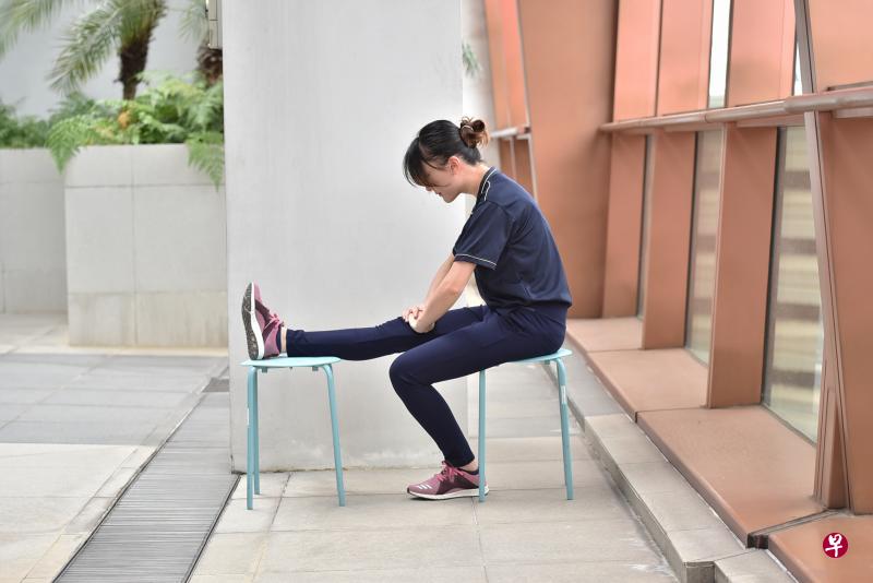 下肢伸展运动可包括坐着将一只脚放在另一张椅子上并伸直膝盖,上半身保持直立时向前倾,让大腿后侧肌肉伸展。 下肢伸展运动可包括坐着将一只脚放在另一张椅子上并伸直膝盖,上半身保持直立时向前倾,让大腿后侧肌肉伸展。