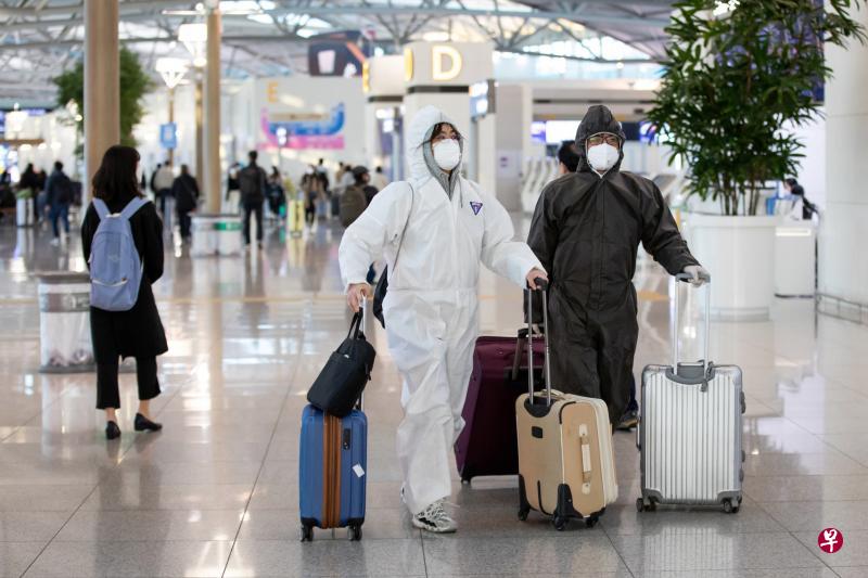 韩国冠病疫情严重,进出仁川机场的旅客提高警惕,图中这两名可说做足防护措施,除了脸戴口罩,还穿起防护服。(彭博社) 韩国冠病疫情严重,进出仁川机场的旅客提高警惕,图中这两名可说做足防护措施,除了脸戴口罩,还穿起防护服。(彭博社)