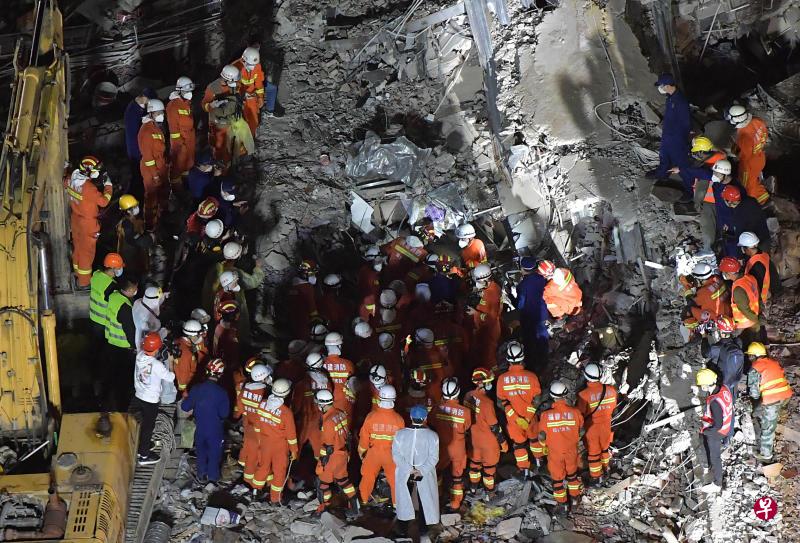 福建泉州酒店坍塌事故已导致20人死亡。图为救援人员昨晚(9日)成功救出被困52个小时的一对母子。(中新社) 福建泉州酒店坍塌事故已导致20人死亡。图为救援人员昨晚(9日)成功救出被困52个小时的一对母子。(中新社)