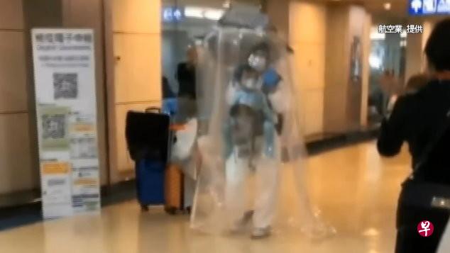 夫妻搭飞机为防止感染病毒使出浑身解数，出动“透明塑胶布当帘子”保护两岁女儿。（东森新闻）