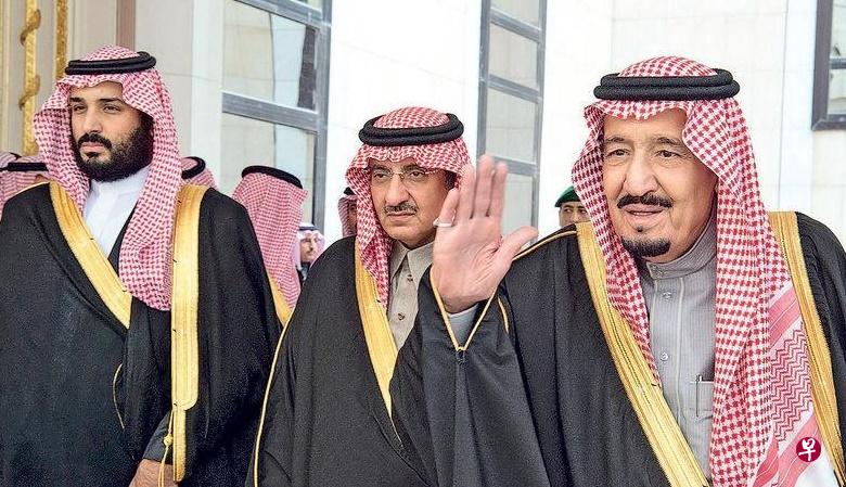 沙特国王萨勒曼(右)2016年与当时的王储穆罕默德本纳伊夫(中),及尚为副王储的穆罕默德(左)合照。(法新社) 沙特国王萨勒曼(右)2016年与当时的王储穆罕默德本纳伊夫(中),及尚为副王储的穆罕默德(左)合照。(法新社)