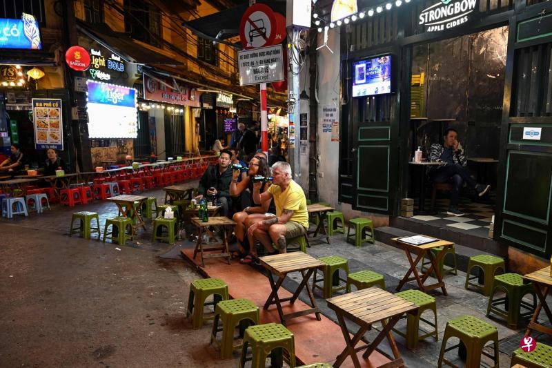 疫情暴发后,越南餐饮业者生意冷清。(法新社) 疫情暴发后,越南餐饮业者生意冷清。(法新社)