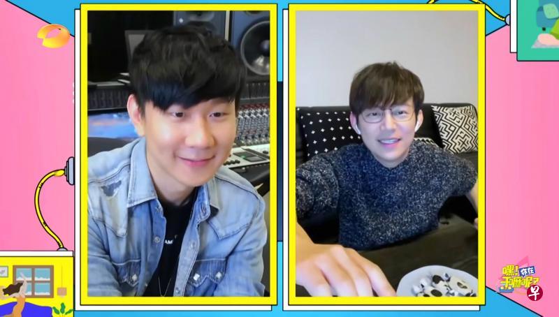 何炅(右)本月8日在云综艺《嘿!你在干嘛呢?》中,与本地歌手林俊杰视讯连线在湖北医疗一线工作的女粉丝。(图片取自互联网) 何炅(右)本月8日在云综艺《嘿!你在干嘛呢?》中,与本地歌手林俊杰视讯连线在湖北医疗一线工作的女粉丝。(图片取自互联网)