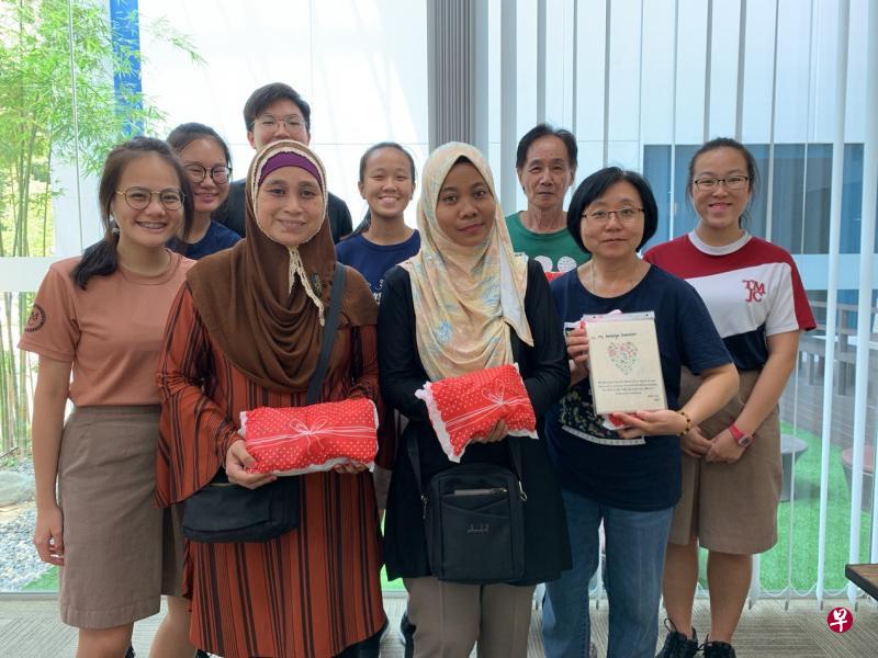 学院行政人员、校工、保安人员与学生合影。学生献上感恩卡和小礼包。(淡滨尼美廉初院提供) 学院行政人员、校工、保安人员与学生合影。学生献上感恩卡和小礼包。(淡滨尼美廉初院提供)