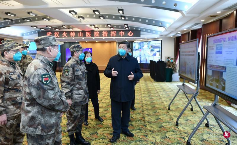 中国国家主席习近平(右一)昨天在集中收治冠病重症患者的武汉火神山医院考察工作。右二是国务院副总理、中央指导组组长孙春兰。(路透社) 中国国家主席习近平(右一)昨天在集中收治冠病重症患者的武汉火神山医院考察工作。右二是国务院副总理、中央指导组组长孙春兰。(路透社)