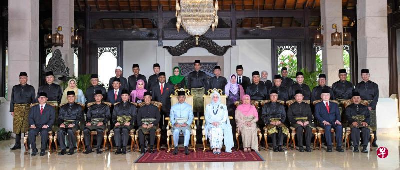 马来西亚新任内阁部长昨日在布城美拉华蒂王宫举行宣誓就职仪式后,与国家元首阿都拉(中左)及元首后东姑阿兹莎(中右)一同拍照留念。前排左五及左八为首相慕尤丁及其夫人诺莱妮。(法新社) 马来西亚新任内阁部长昨日在布城美拉华蒂王宫举行宣誓就职仪式后,与国家元首阿都拉(中左)及元首后东姑阿兹莎(中右)一同拍照留念。前排左五及左八为首相慕尤丁及其夫人诺莱妮。(法新社)