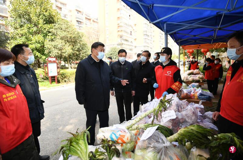 中国国家主席习近平昨天在武汉东湖新城社区生活物资集中配送点,了解米面粮油和蔬菜水果等生活物资的采购和供应情况。(新华社) 中国国家主席习近平昨天在武汉东湖新城社区生活物资集中配送点,了解米面粮油和蔬菜水果等生活物资的采购和供应情况。(新华社)