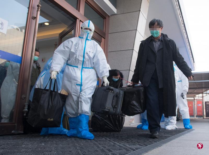 武汉武昌方舱医院正式休舱,医护人员昨天护送最后49名痊愈患者出舱。(新华社) 武汉武昌方舱医院正式休舱,医护人员昨天护送最后49名痊愈患者出舱。(新华社)