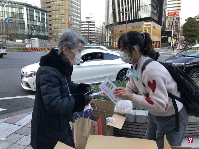 2月20日,在日本名古屋,为感谢日本的帮助,一名在日华侨华人志愿者团体成员(右)在街头发放口罩。(新华社) 2月20日,在日本名古屋,为感谢日本的帮助,一名在日华侨华人志愿者团体成员(右)在街头发放口罩。(新华社)