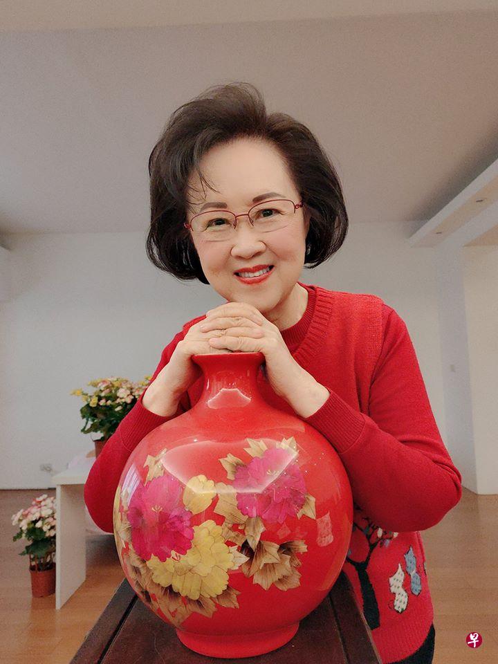 作家琼瑶昨晚在社交媒体上发布千字长文宣布“小别”,感叹自己真的累了,表示几天后将正式关闭留言区。(琼瑶面簿) 作家琼瑶昨晚在社交媒体上发布千字长文宣布“小别”,感叹自己真的累了,表示几天后将正式关闭留言区。(琼瑶面簿)