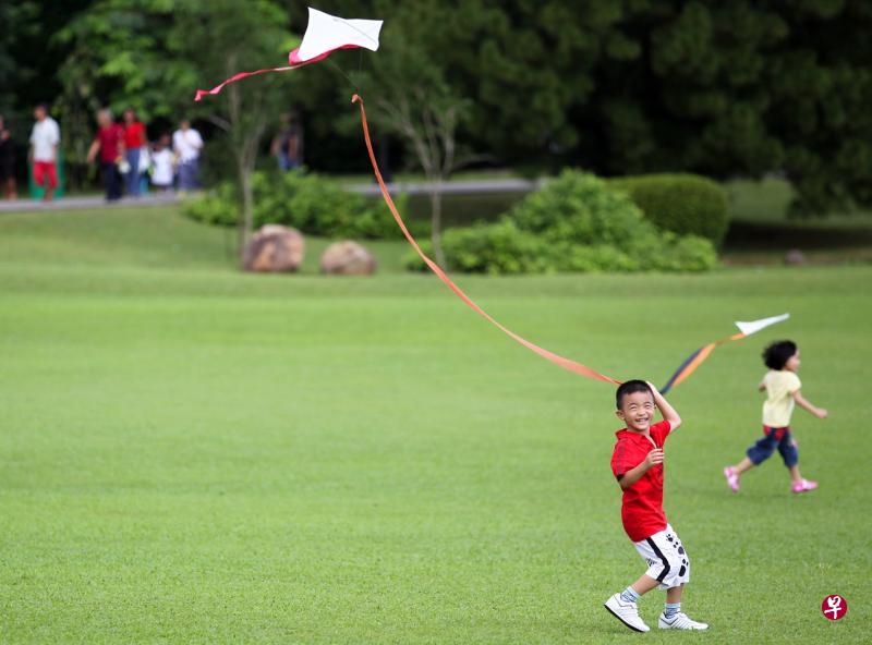 小朋友们快乐地在总统府的草场奔跑,放风筝。(档案照片) 小朋友们快乐地在总统府的草场奔跑,放风筝。(档案照片)