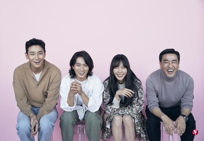 朱智勋(左起)、金成圭、裴斗娜、柳承龙在《李尸朝鲜》第二季有精彩演出。(Netflix提供) 朱智勋(左起)、金成圭、裴斗娜、柳承龙在《李尸朝鲜》第二季有精彩演出。(Netflix提供)