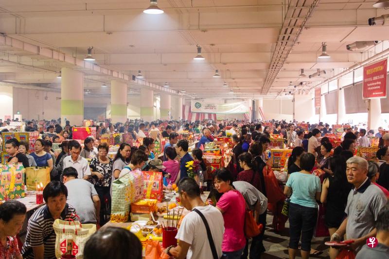 每逢清明节，本地坟场和骨灰安置所会涌现大量祭祖人潮。图为光明山普觉禅寺去年清明节期间前去拜祭先人的公众。（档案照片）