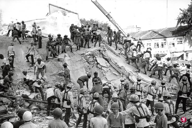 1986年3月15日上午11时20分,实龙岗联益大厦的新世界酒店(Hotel New World)突然轰然倒下。新世界酒店塌楼惨祸中,造成33人死亡,另有17人被救生还。(海峡时报档案照) 1986年3月15日上午11时20分,实龙岗联益大厦的新世界酒店(Hotel New World)突然轰然倒下。新世界酒店塌楼惨祸中,造成33人死亡,另有17人被救生还。(海峡时报档案照)