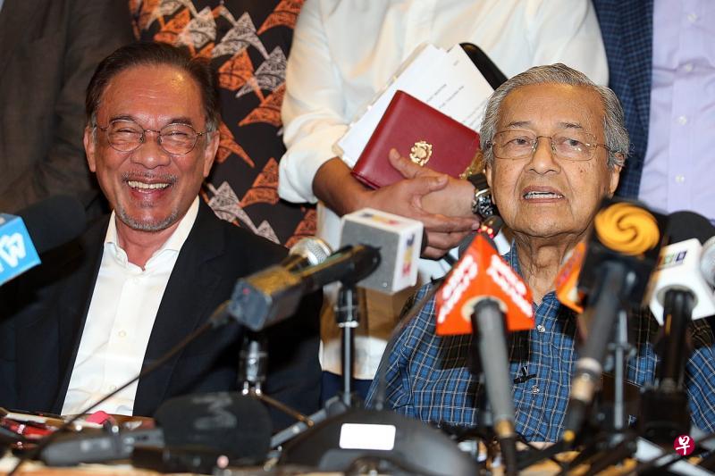 马哈迪(右)去年底和安华出席希盟主席理事会会议后一起召开记者会,安华当时称自己不曾要求入阁。(档案照片) 马哈迪(右)去年底和安华出席希盟主席理事会会议后一起召开记者会,安华当时称自己不曾要求入阁。(档案照片)