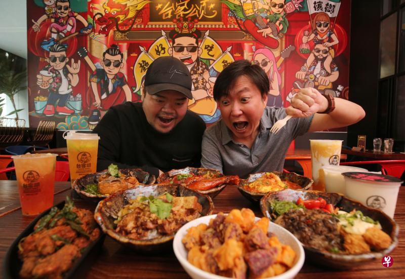 林倛玉(右)和其中一位拍档张凯丰希望透过美食和音乐,传递正能量。(唐家鸿摄) 林倛玉(右)和其中一位拍档张凯丰希望透过美食和音乐,传递正能量。(唐家鸿摄)