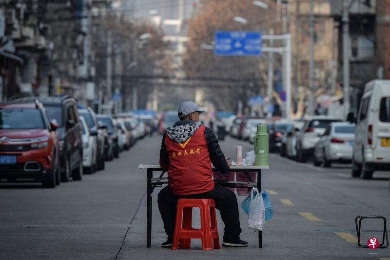 武汉封城还在继续,企业、社会组织和志愿者还在默默奉献,还在参与公共事务的管理,提供稀缺的公共产品,同时也在给我们提供一个宝贵的启示。(法新社) 武汉封城还在继续,企业、社会组织和志愿者还在默默奉献,还在参与公共事务的管理,提供稀缺的公共产品,同时也在给我们提供一个宝贵的启示。(法新社)