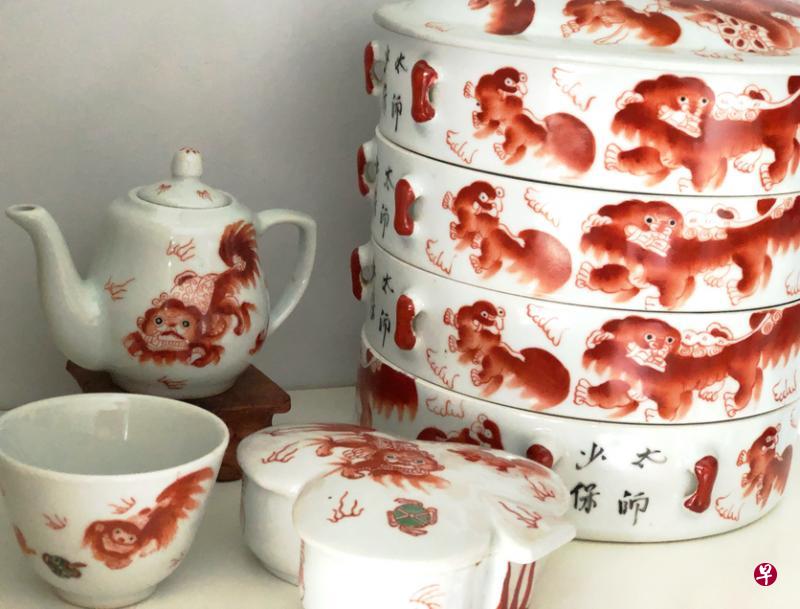 绘上“太师少保”的狮纹图案的纹瓷,代表了吉祥与喜庆。 绘上“太师少保”的狮纹图案的纹瓷,代表了吉祥与喜庆。