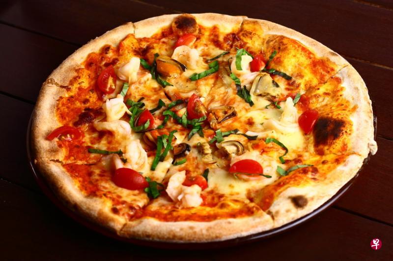 Giardino Pizza Bar & Grill推出比萨买一送一优惠。(餐馆提供) Giardino Pizza Bar & Grill推出比萨买一送一优惠。(餐馆提供)