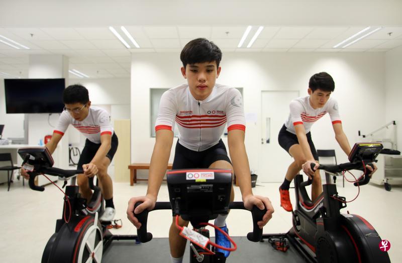 林镇宇(左起)、梁邵玮与廷哲史敏特被选为10年计划第一阶段的重点栽培对象,他们将力争成为新加坡代表,随米切尔顿—斯科特车队到环法赛。(林明顺摄) 林镇宇(左起)、梁邵玮与廷哲史敏特被选为10年计划第一阶段的重点栽培对象,他们将力争成为新加坡代表,随米切尔顿—斯科特车队到环法赛。(林明顺摄)