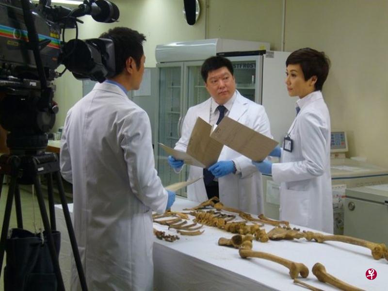 梁家驹教授(中)多年来一直参与香港不少震惊的案件鉴证工作。(互联网) 梁家驹教授(中)多年来一直参与香港不少震惊的案件鉴证工作。(互联网)