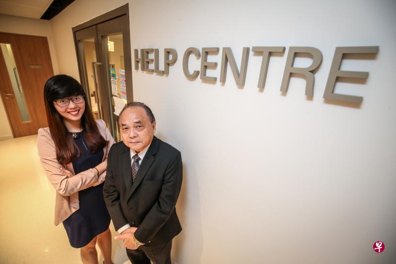 社区司法中心职员佘诗琦(左)负责领导“法庭之友”,也以“法庭之友”的身份协助出庭的公众。在调解工作方面有多年经验的黄业强也是“法庭之友”,他觉得能给予出庭者所需的支援,这份工作很有意义。(叶振忠摄) 社区司法中心职员佘诗琦(左)负责领导“法庭之友”,也以“法庭之友”的身份协助出庭的公众。在调解工作方面有多年经验的黄业强也是“法庭之友”,他觉得能给予出庭者所需的支援,这份工作很有意义。(叶振忠摄)