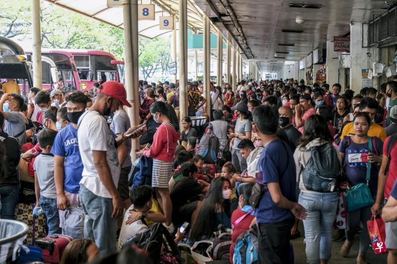 菲律宾首都圈昨天涌现出城狂潮,人们纷纷赶在宵禁开始之前离开。图为奎松市一巴士总站挤满了候车人群。(彭博社) 菲律宾首都圈昨天涌现出城狂潮,人们纷纷赶在宵禁开始之前离开。图为奎松市一巴士总站挤满了候车人群。(彭博社)