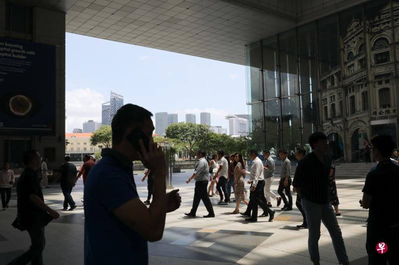 易华仁说,跨部门委员会的工作重点,是优先确保国人有稳定和优质的就业机会,以及协助中小型和微型企业如摊贩等数码化。(档案照片) 易华仁说,跨部门委员会的工作重点,是优先确保国人有稳定和优质的就业机会,以及协助中小型和微型企业如摊贩等数码化。(档案照片)