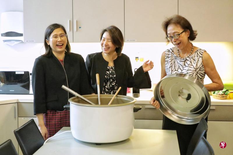 财政部经济计划司司长杨文珊(左起)、社会计划司司长汪意娴和同事们都对符美玉(右一)煮的粥赞不绝口。(林国明摄) 财政部经济计划司司长杨文珊(左起)、社会计划司司长汪意娴和同事们都对符美玉(右一)煮的粥赞不绝口。(林国明摄)