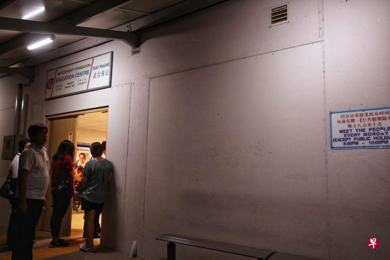 武吉班让区议员张俰宾博士昨晚在接见选民时,拒绝接受守在行动党武吉班让支部外的记者访问。(萧紫薇摄) 武吉班让区议员张俰宾博士昨晚在接见选民时,拒绝接受守在行动党武吉班让支部外的记者访问。(萧紫薇摄)