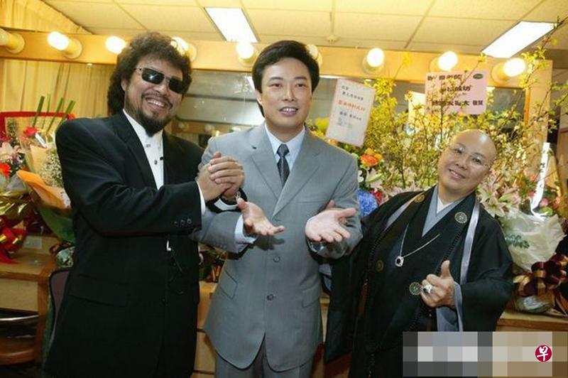 张菲(左起)、费玉清与恒述法师。(互联网) 张菲(左起)、费玉清与恒述法师。(互联网)