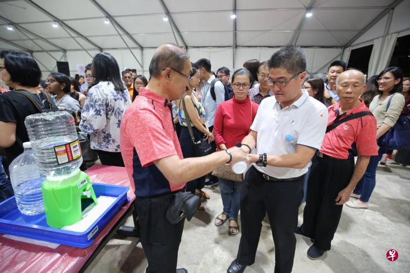 淡马锡基金会将为全岛近150万户家庭免费派发无酒精手部消毒液。(龙国雄摄) 淡马锡基金会将为全岛近150万户家庭免费派发无酒精手部消毒液。(龙国雄摄)