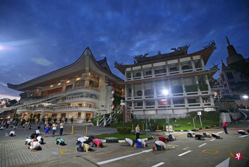 光明山普觉禅寺首次推出“线上祭祖”服务,让公众上网购买祭品配套,由寺院代为祭拜先人。(档案照) 光明山普觉禅寺首次推出“线上祭祖”服务,让公众上网购买祭品配套,由寺院代为祭拜先人。(档案照)