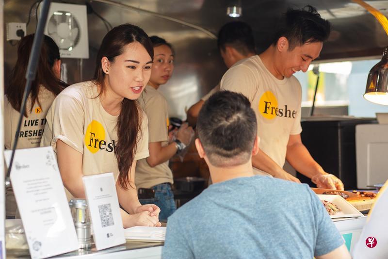 瑾宜(左)与萧嵩木(右)七个多月前共同创办“Fresher”,在网上提供无糖泰国牛肉青咖喱、瑞典肉丸、低卡鸡胸肉、低温烹调油封鸭等餐点预订与外送服务。(受访者提供) 瑾宜(左)与萧嵩木(右)七个多月前共同创办“Fresher”,在网上提供无糖泰国牛肉青咖喱、瑞典肉丸、低卡鸡胸肉、低温烹调油封鸭等餐点预订与外送服务。(受访者提供)