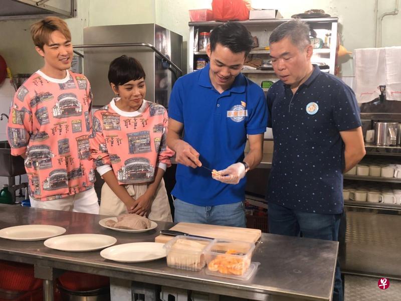 学徒莫峻玮(右二)向虾面老板李志伟(右一)学习,两个主持人李腾(左一)和萧歆霓(左二)在一旁偷师。(新传媒提供) 学徒莫峻玮(右二)向虾面老板李志伟(右一)学习,两个主持人李腾(左一)和萧歆霓(左二)在一旁偷师。(新传媒提供)