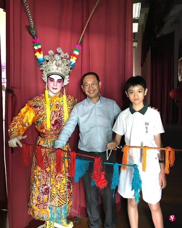 校长辜泽鸿（中间）与学生到后台与沈炜竣合影。（圣公会提供）