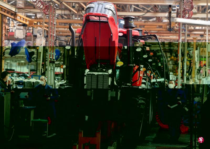 截至目前,洛阳市1796家规模以上工业企业复产率达到94.8%。图为3月5日,位于河南洛阳的中国一拖集团员工在拖拉机总装车间流水线上作业。(新华社) 截至目前,洛阳市1796家规模以上工业企业复产率达到94.8%。图为3月5日,位于河南洛阳的中国一拖集团员工在拖拉机总装车间流水线上作业。(新华社)