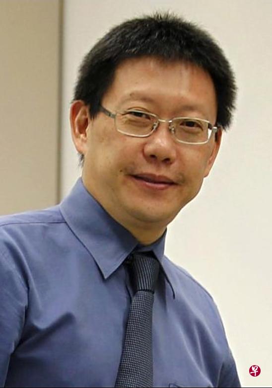 眼科专科高级顾问医生邓思尹面对两项罪名,包括鲁莽行为危害他人安全,以及触犯防止骚扰法令。他认罪后,昨天被判刑。(档案照片) 眼科专科高级顾问医生邓思尹面对两项罪名,包括鲁莽行为危害他人安全,以及触犯防止骚扰法令。他认罪后,昨天被判刑。(档案照片)