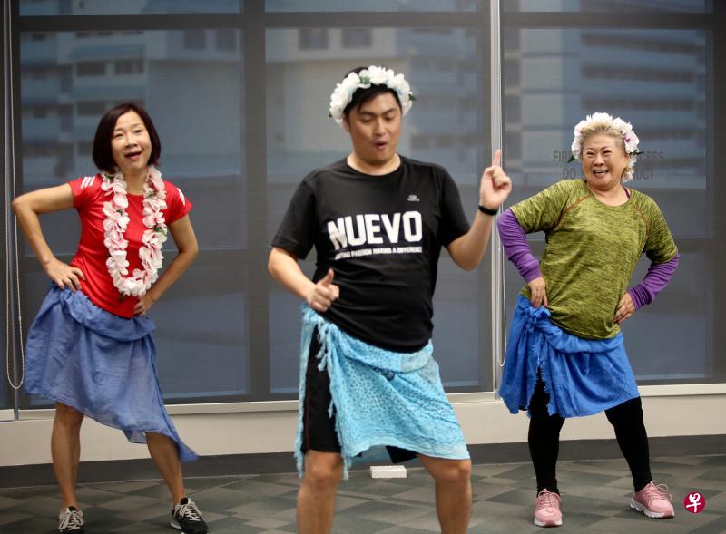 金银姬(右起)跟着人协导师杜剑兴和96.3好FM电台主持人林安娜做热劲呼啦舞45分钟,观众赞她活泼可爱。 金银姬(右起)跟着人协导师杜剑兴和96.3好FM电台主持人林安娜做热劲呼啦舞45分钟,观众赞她活泼可爱。