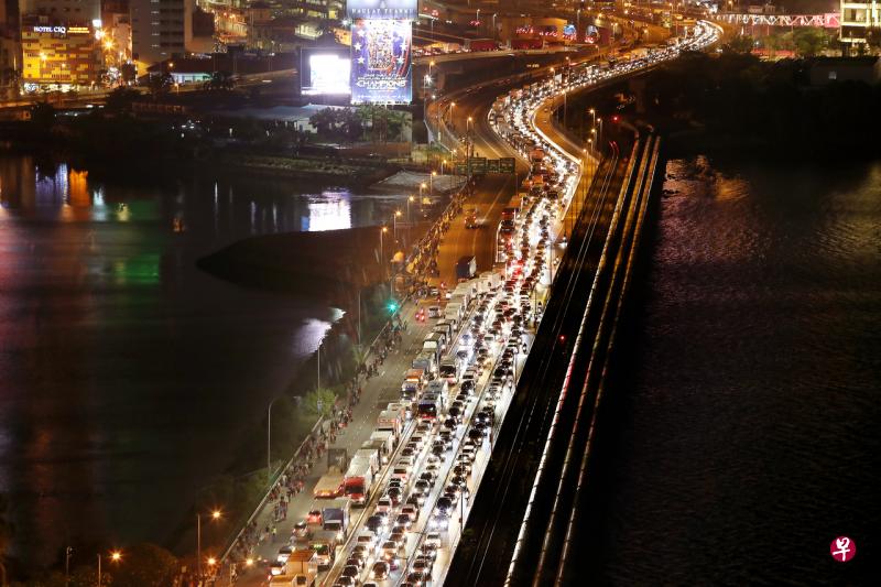 马来西亚人员移动管制措施昨天凌晨零时生效,新柔长堤前晚出现大批过境人潮,入境车龙一路回堵,更有些公众为了赶在马国锁国之前回到新加坡,不惜徒步越过长堤。(档案照片) 马来西亚人员移动管制措施昨天凌晨零时生效,新柔长堤前晚出现大批过境人潮,入境车龙一路回堵,更有些公众为了赶在马国锁国之前回到新加坡,不惜徒步越过长堤。(档案照片)