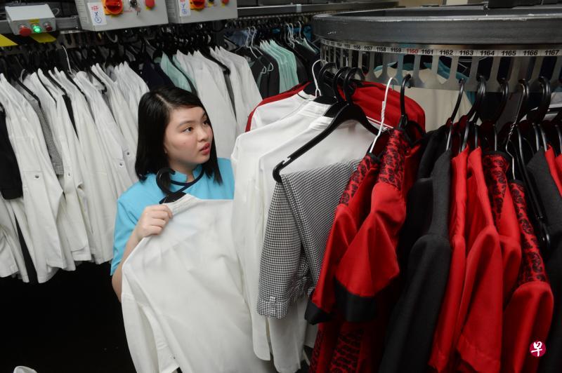 患有自闭症的戴婉滢目前在泛太平洋酒店工作,每天需要整理及排列员工制服。(潘丰源摄) 患有自闭症的戴婉滢目前在泛太平洋酒店工作,每天需要整理及排列员工制服。(潘丰源摄)