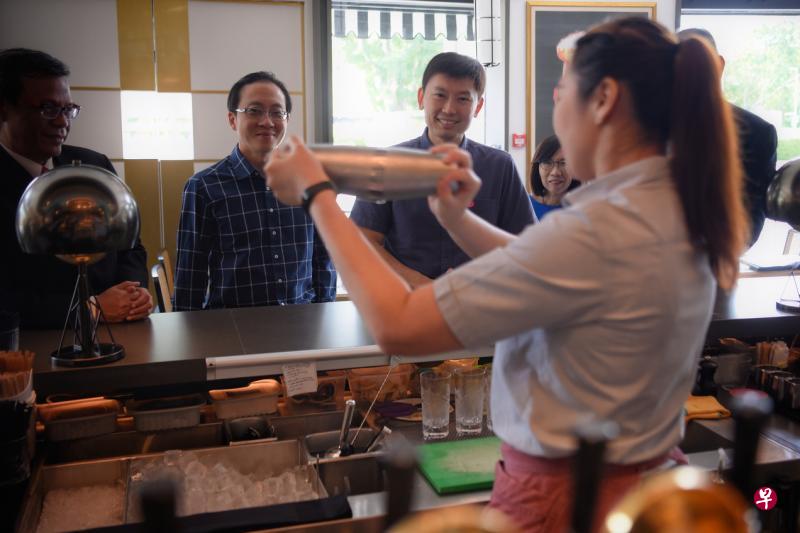 贸工部兼教育部高级政务部长徐芳达(左三)昨天到费尔蒙酒店观察和了解酒店职员的培训,并品尝了职员调配的饮料。(海峡时报) 贸工部兼教育部高级政务部长徐芳达(左三)昨天到费尔蒙酒店观察和了解酒店职员的培训,并品尝了职员调配的饮料。(海峡时报)