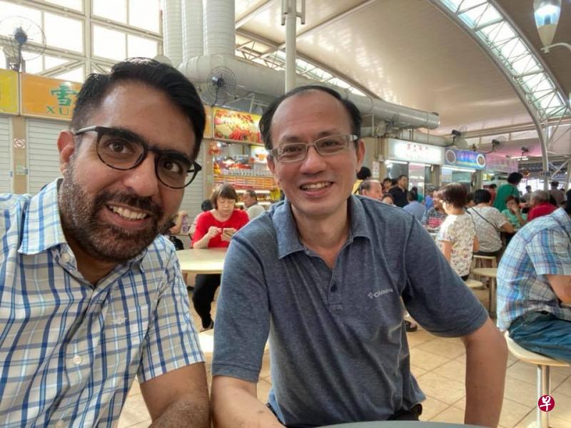 选区范围重新划分后,工人党党魁毕丹星(左)陆续与和他同个时期参政、曾代表该党参选的党员会面。他周二上载同余振忠在友诺士喝茶聊天的照片。(取自毕丹星面簿) 选区范围重新划分后,工人党党魁毕丹星(左)陆续与和他同个时期参政、曾代表该党参选的党员会面。他周二上载同余振忠在友诺士喝茶聊天的照片。(取自毕丹星面簿)