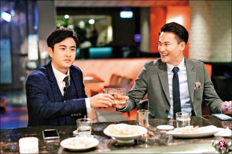 黄靖伦演总裁(左)和王建复演的律师曾经一起在新加坡读书。(互联网) 黄靖伦演总裁(左)和王建复演的律师曾经一起在新加坡读书。(互联网)