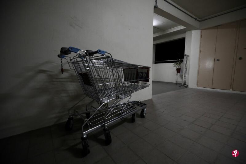 居民经常把手推车推回来后就把它遗弃在电梯口。 居民经常把手推车推回来后就把它遗弃在电梯口。