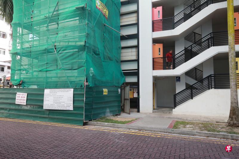 受本地防疫措施影响，中国籍客工无法如期回新，导致淡滨尼43街第496A座多层停车场电梯安装工程进度受到影响。（唐家鸿摄）