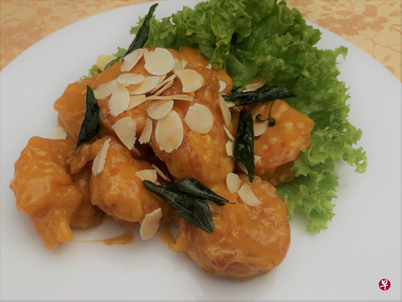 金瓜奶黄虾明虾以金瓜泥和淡奶拌炒。(餐馆提供) 金瓜奶黄虾明虾以金瓜泥和淡奶拌炒。(餐馆提供)