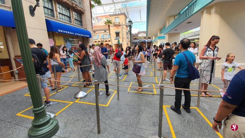 圣淘沙名胜世界环球影城在地上划了格子,让游客排队时保持安全距离。(圣淘沙名胜世界提供) 圣淘沙名胜世界环球影城在地上划了格子,让游客排队时保持安全距离。(圣淘沙名胜世界提供)