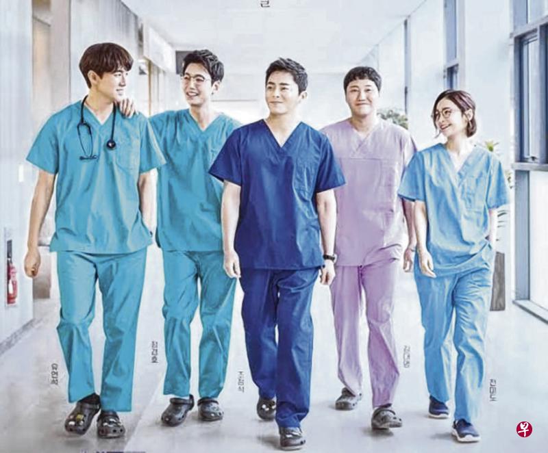 《机智医生生活》柳演锡(左图左起)、郑敬淏、曹政奭、金大明和田美都,五名医生主角从大学时期(右图)就是好朋友。 《机智医生生活》柳演锡(左图左起)、郑敬淏、曹政奭、金大明和田美都,五名医生主角从大学时期(右图)就是好朋友。